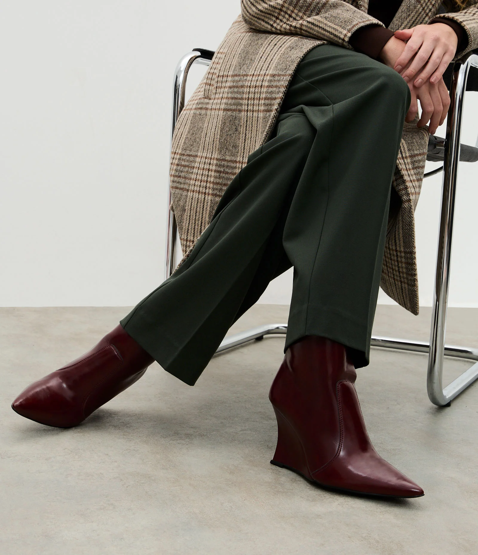 Bota Cano Curto em PU com Salto Anabela Vinho 2