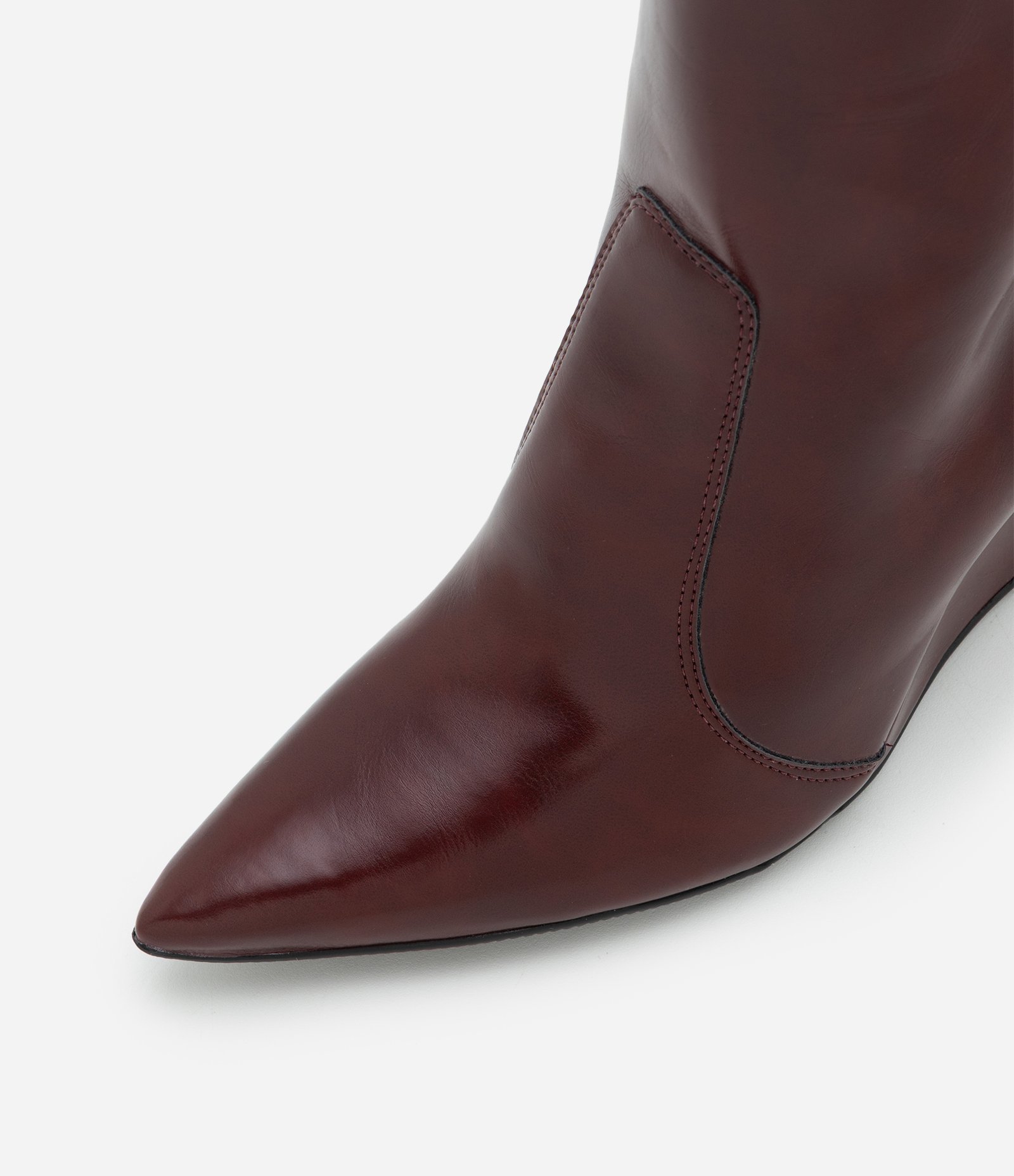 Bota Cano Curto em PU com Salto Anabela Vinho 4