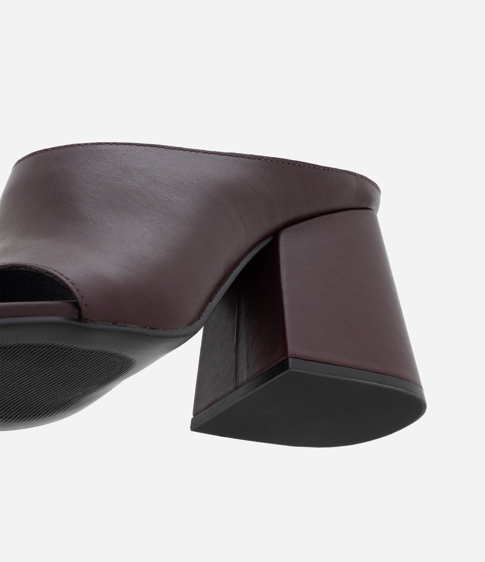 Sandália Mule em Couro com Salto Bloco e Dedeira Vinho 3