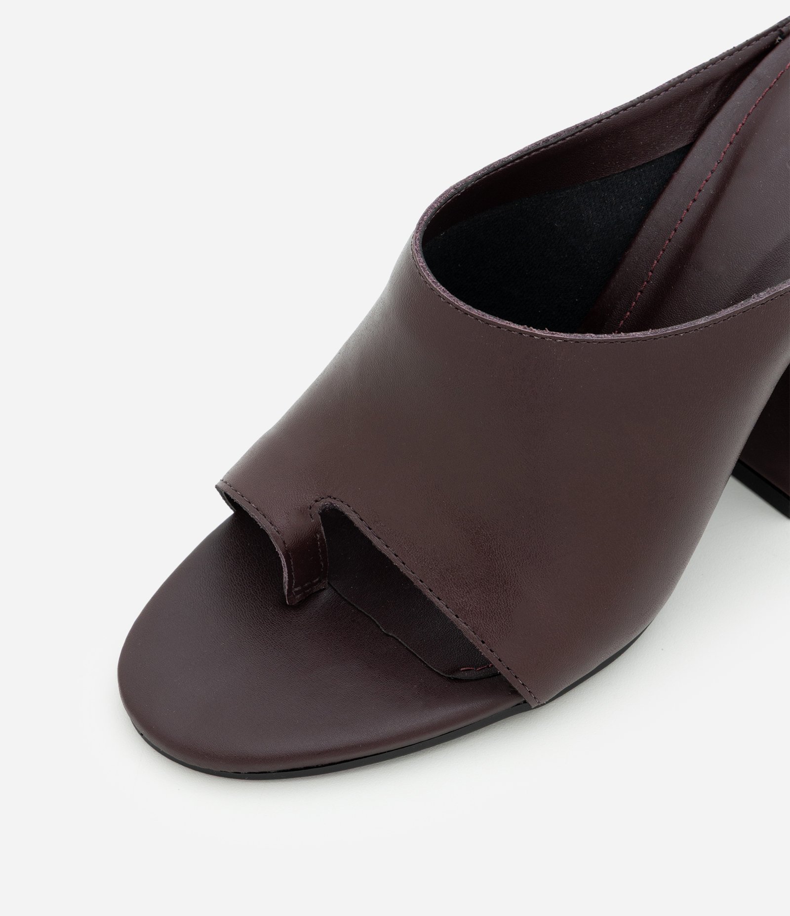 Sandália Mule em Couro com Salto Bloco e Dedeira Vinho 5