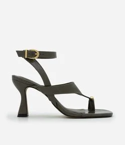 Sandália em PU com Dedeira e Salto Quadrado