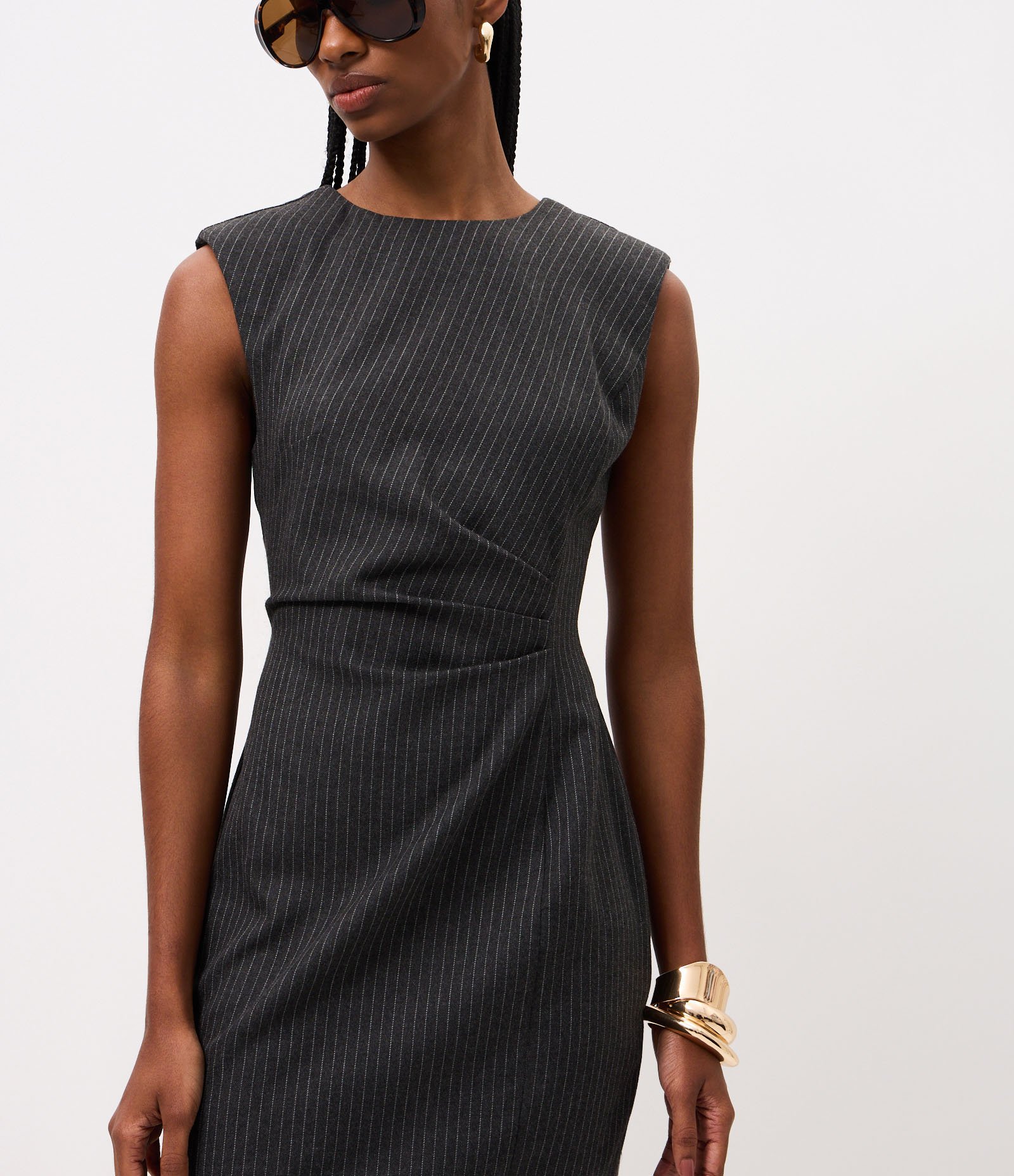 Vestido Curto Listrado com Drapeado Lateral Cinza 4