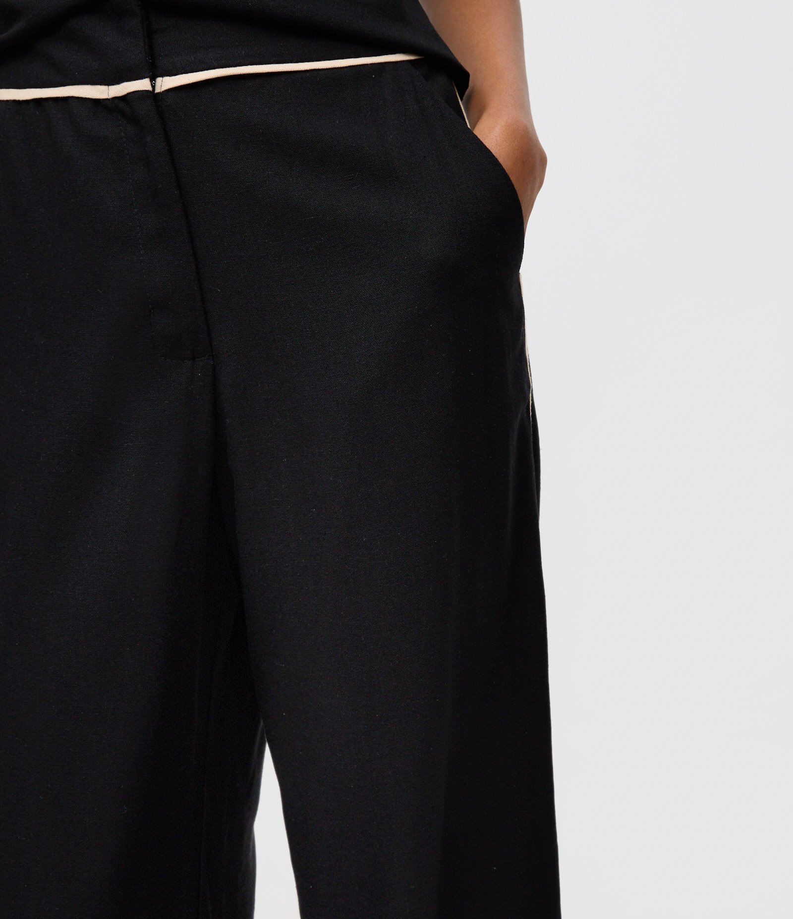 Calça Pantalona em Viscolinho com Detalhes Contrastantes Preto 4