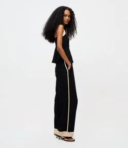 Calça Pantalona em Viscolinho com Detalhes Contrastantes
