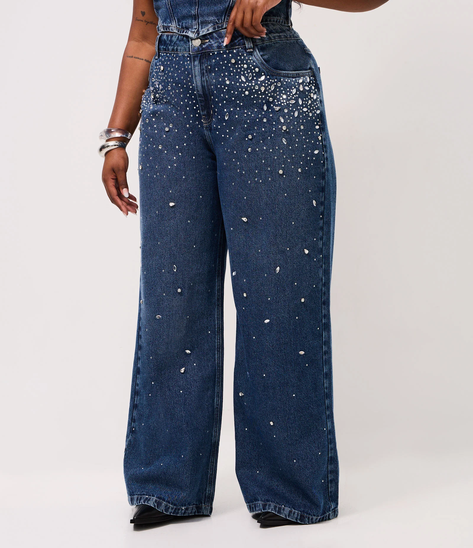 Calça Wide em Jeans com Brilhos Aplicados Curve & Plus Size Azul 2