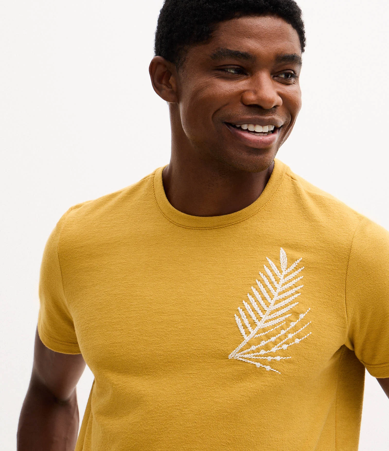 Camiseta Manga Curta com Folhagem Bordada Amarelo 3