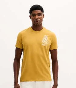 Camiseta Manga Curta com Folhagem Bordada