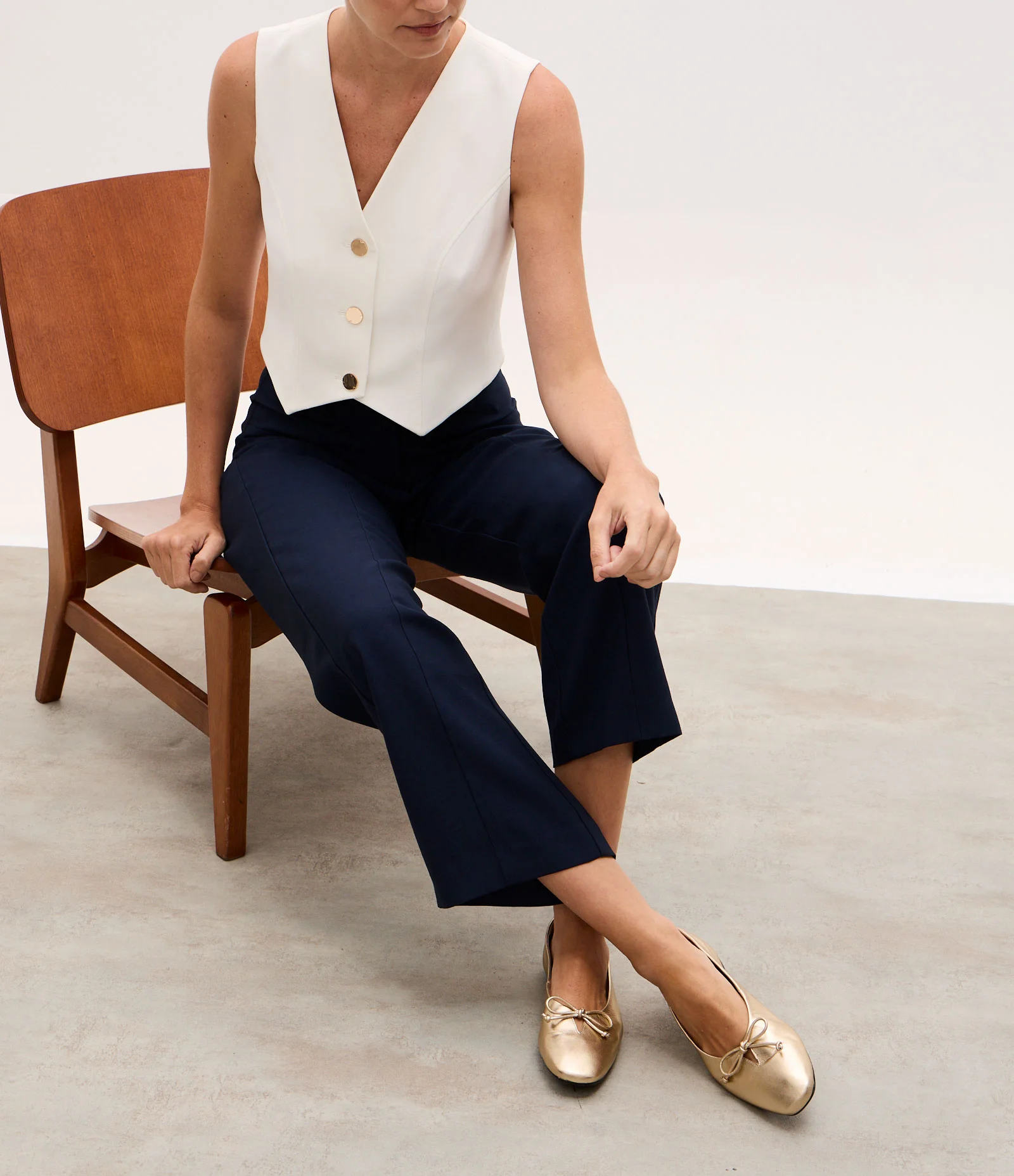 Sapatilha em Couro com Mini Laço no Cabedal Dourado 7