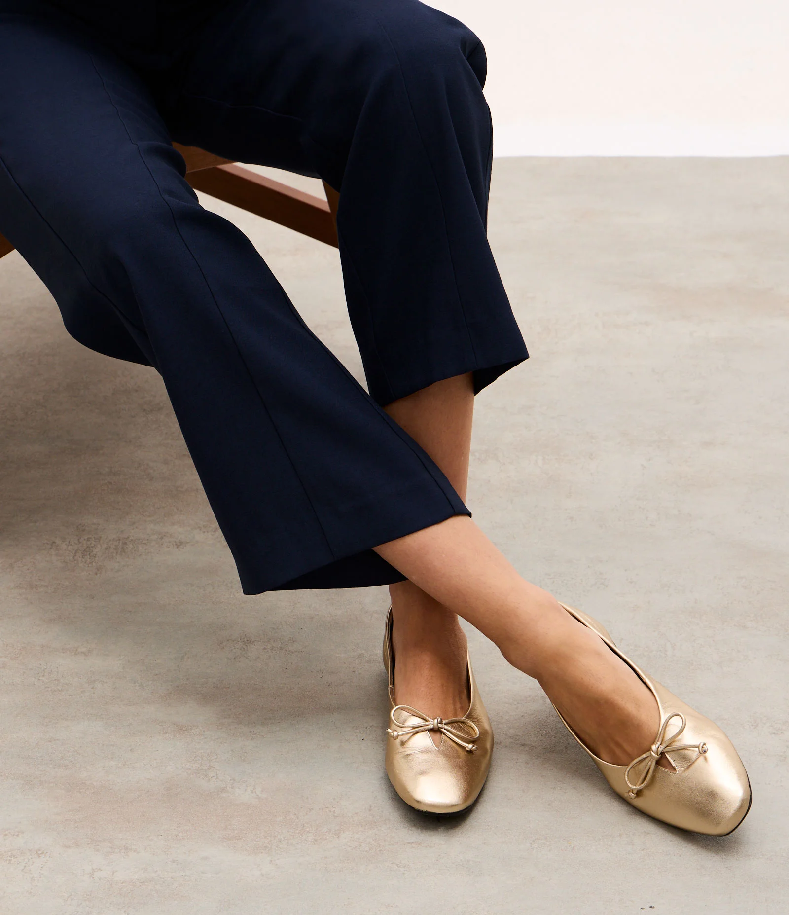 Sapatilha em Couro com Mini Laço no Cabedal Dourado 2