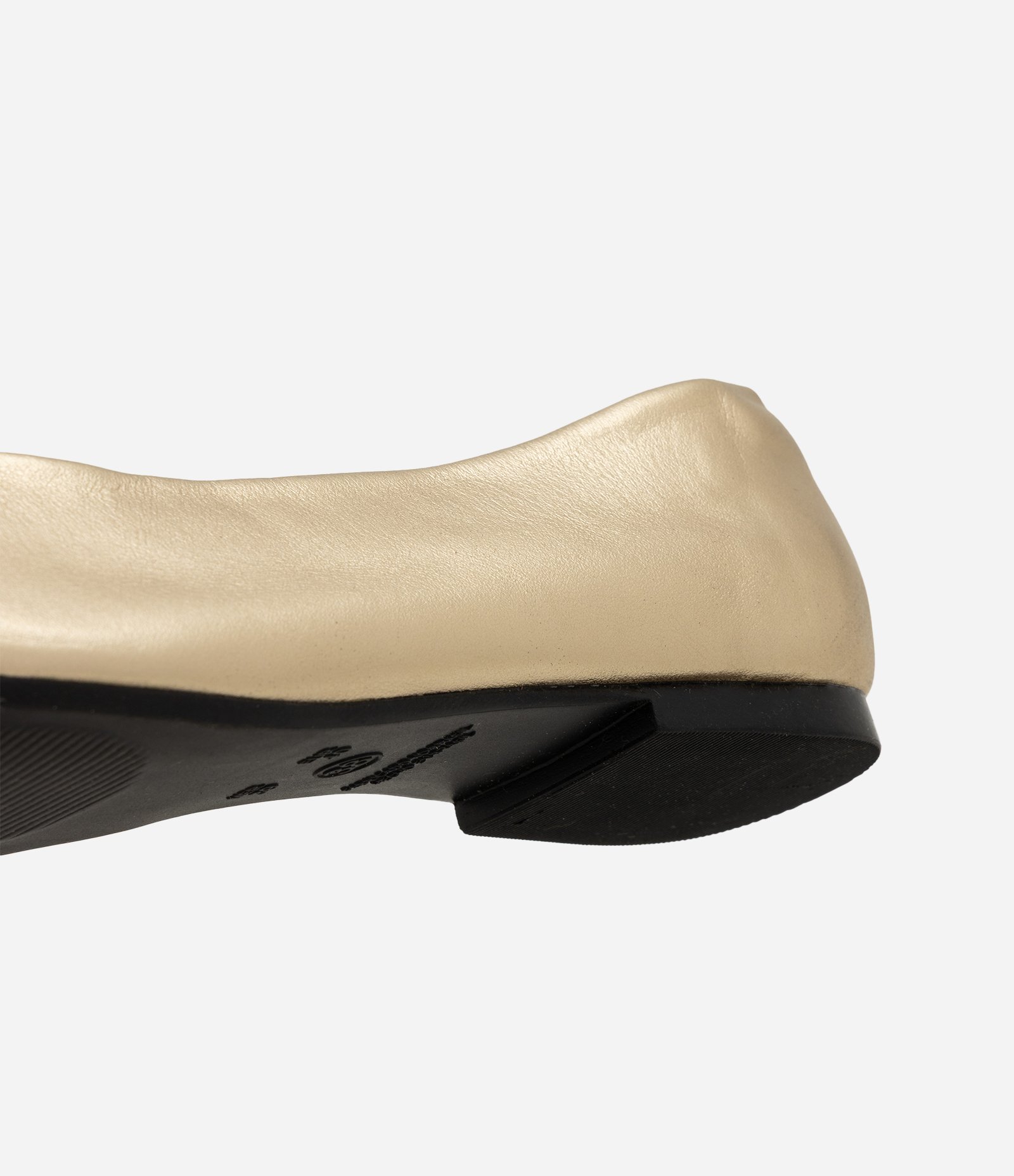 Sapatilha em Couro com Mini Laço no Cabedal Dourado 4