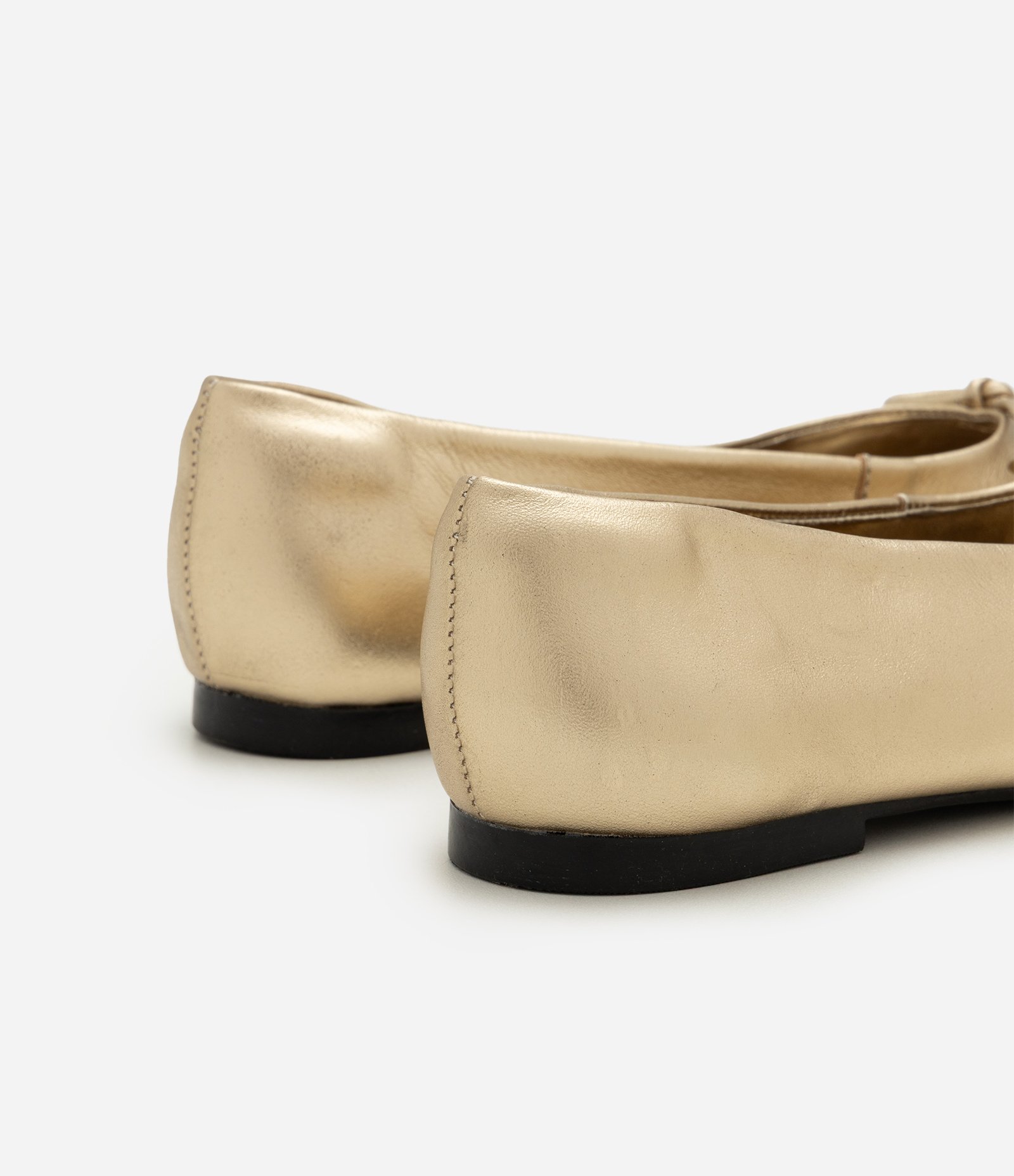 Sapatilha em Couro com Mini Laço no Cabedal Dourado 5