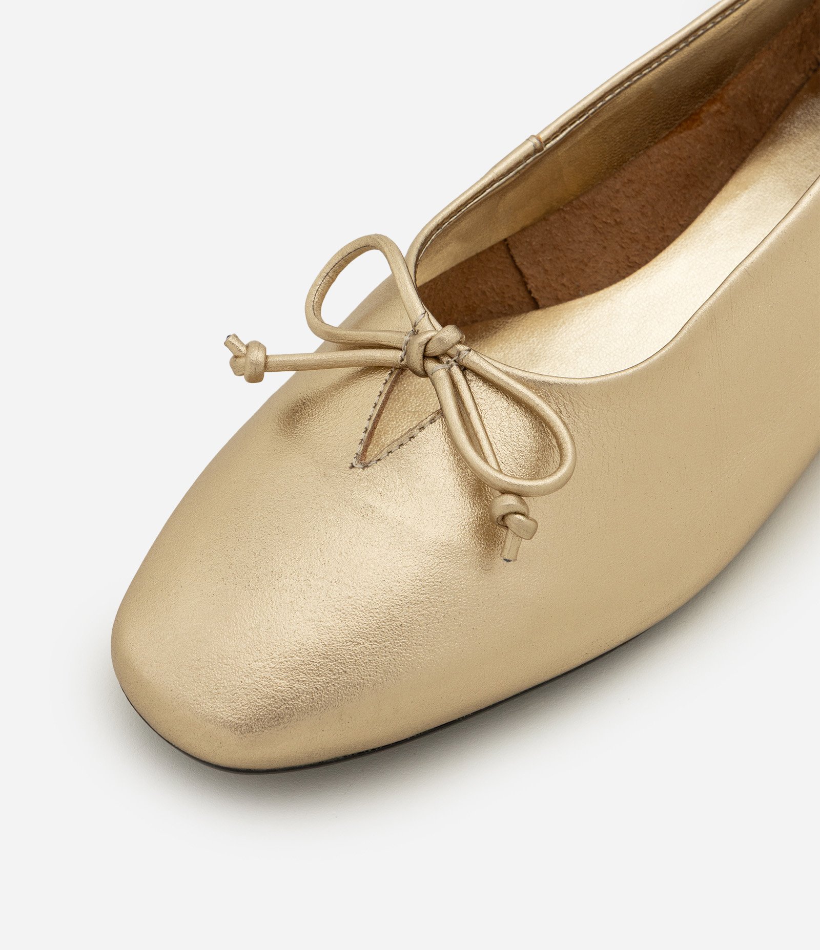 Sapatilha em Couro com Mini Laço no Cabedal Dourado 6