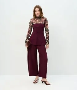 Calça Barrel Alfaiatada em Crepe com Bolsos Traseiros