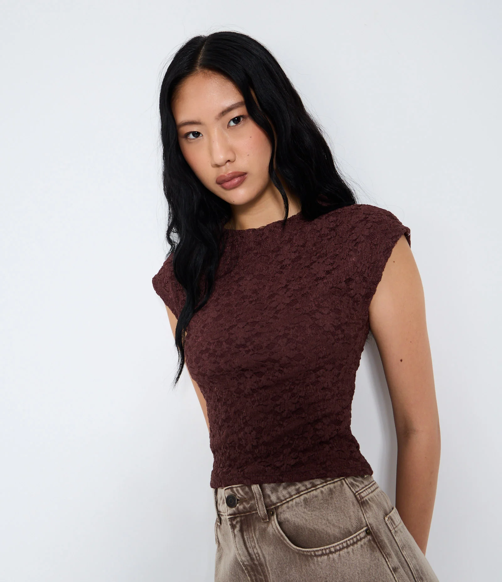 Blusa em Renda com Textura Vazada nas Costas Marrom 1