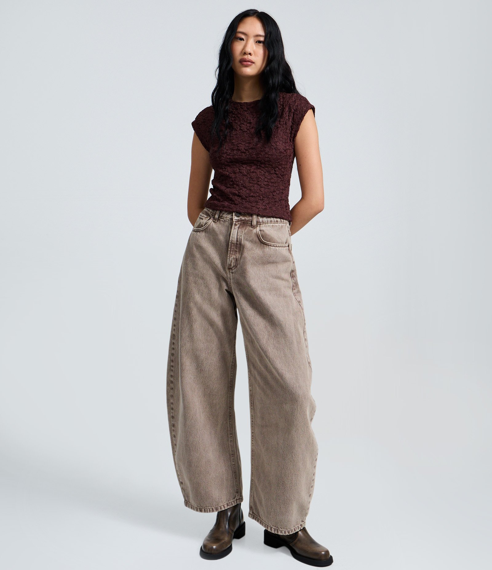 Blusa em Renda com Textura Vazada nas Costas Marrom 2