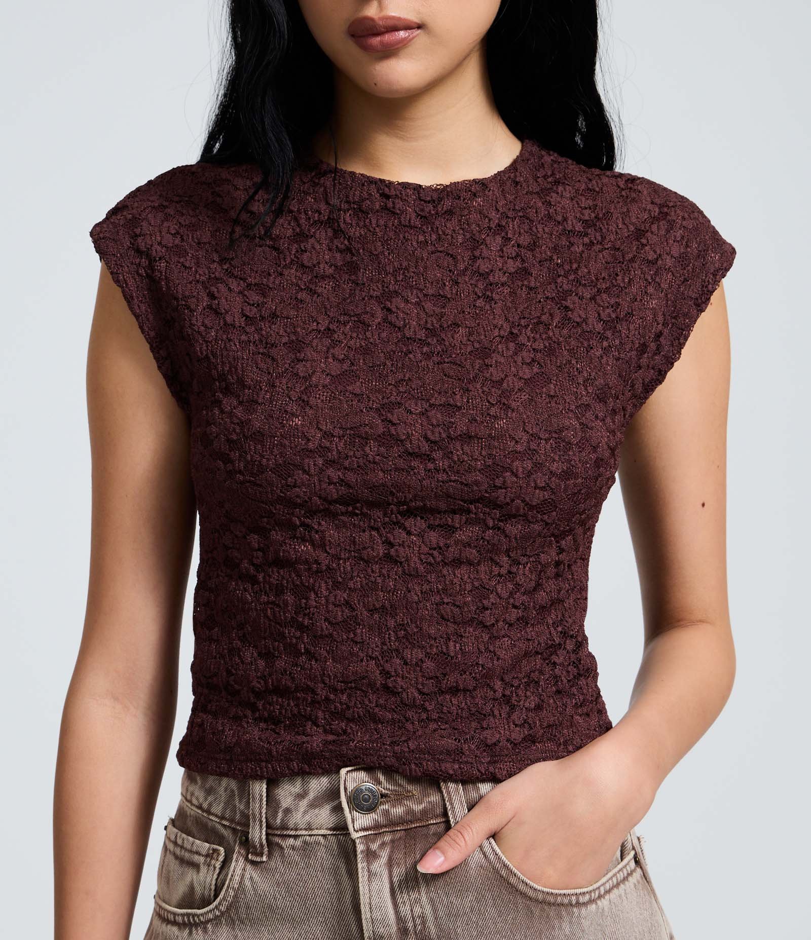 Blusa em Renda com Textura Vazada nas Costas Marrom 3