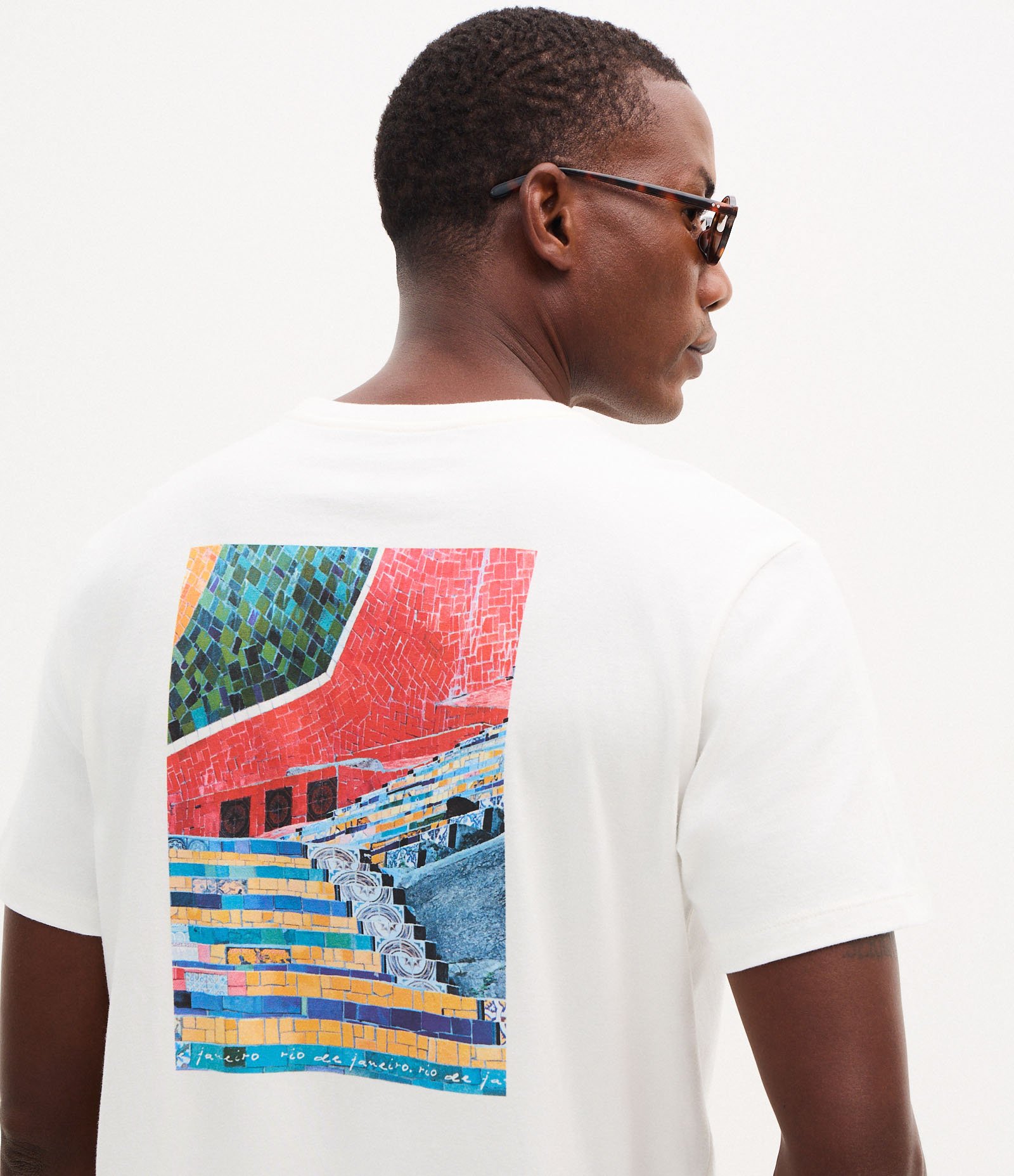 Camiseta em Algodão com Estampa Escadaria Selarón Branco 3