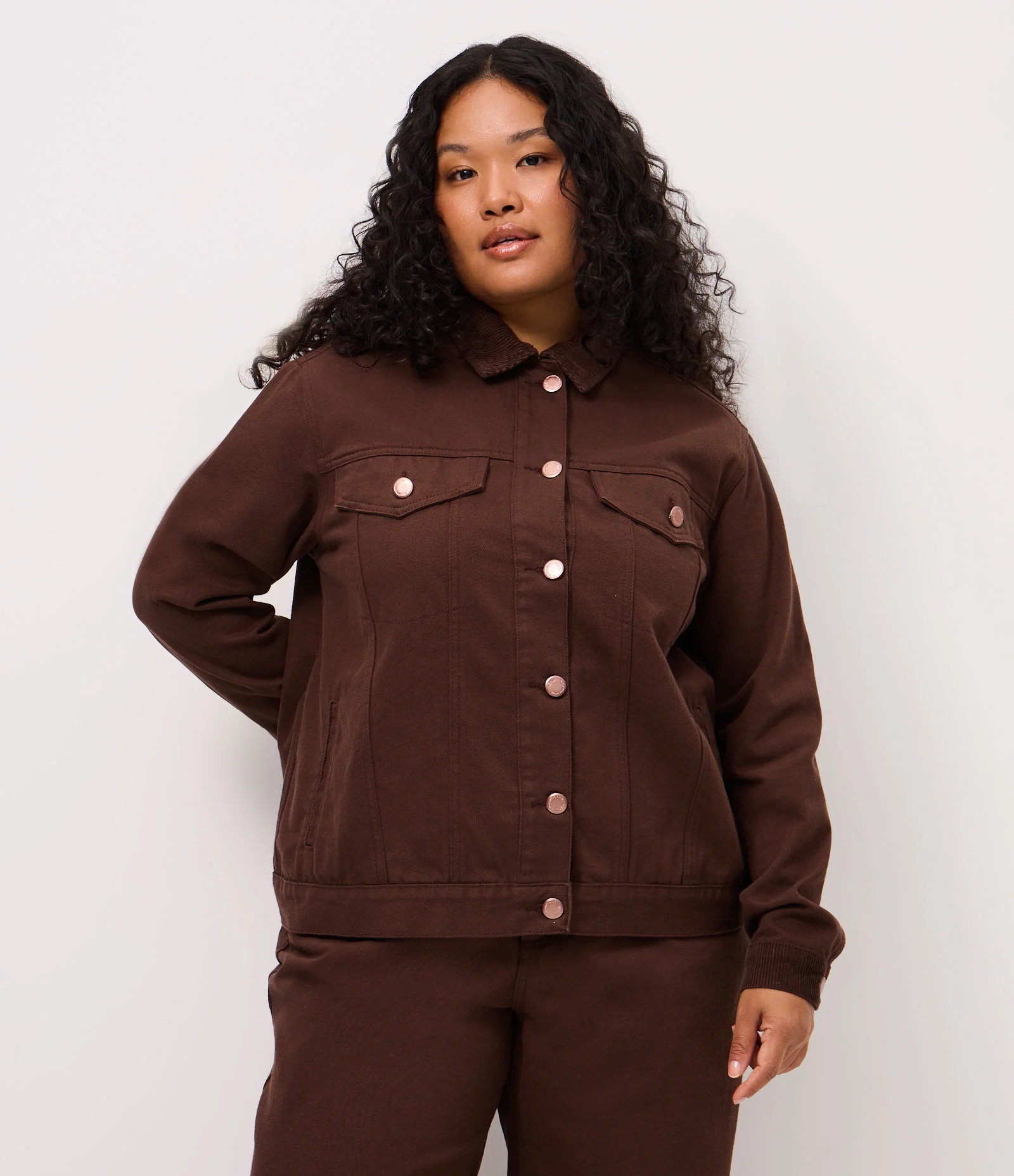 Jaqueta Trucker em Sarja com Gola de Veludo Curve & Plus Size Marrom