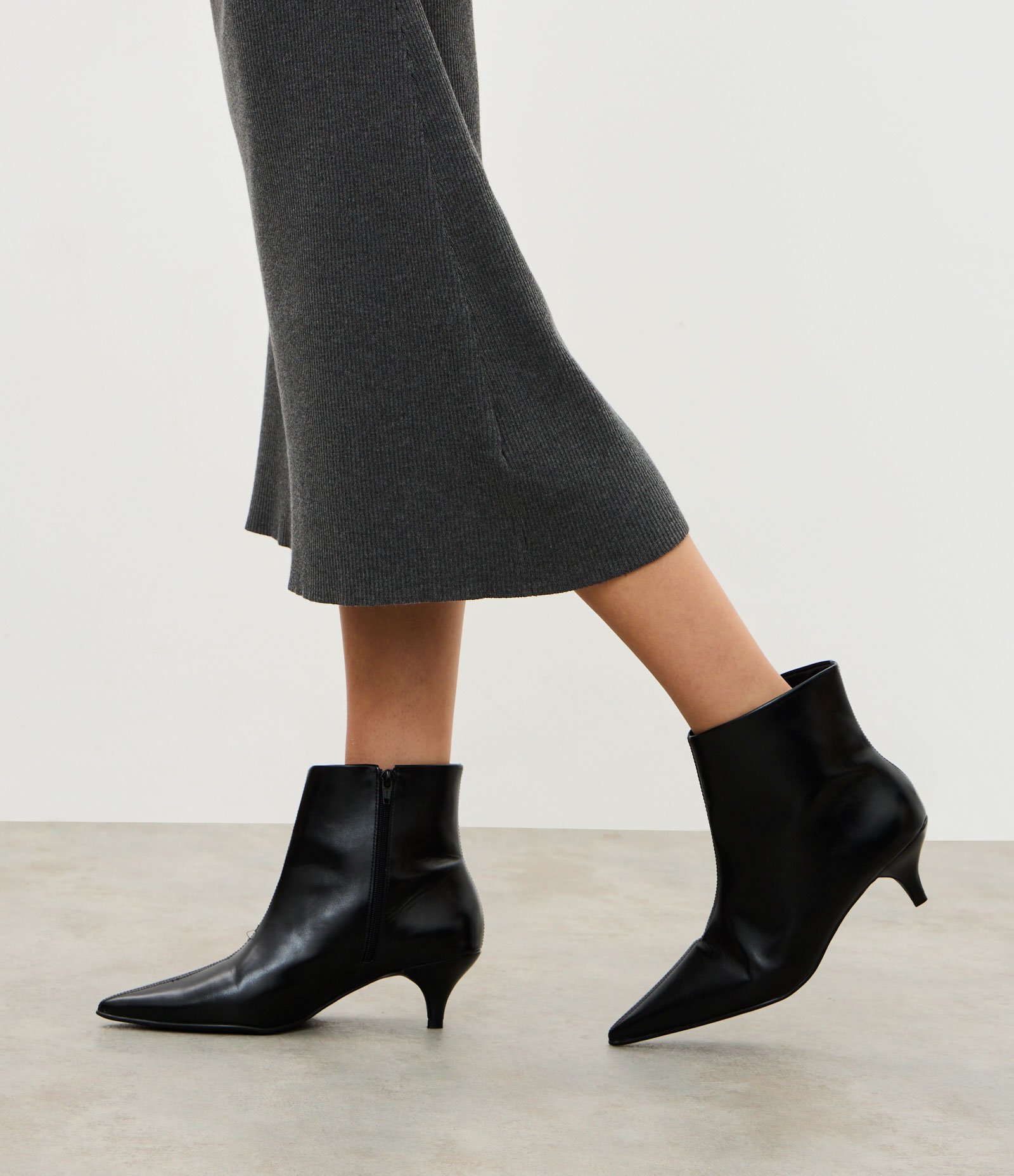 Bota Cano Curto em PU com Salto Kitten Heel Preto 2