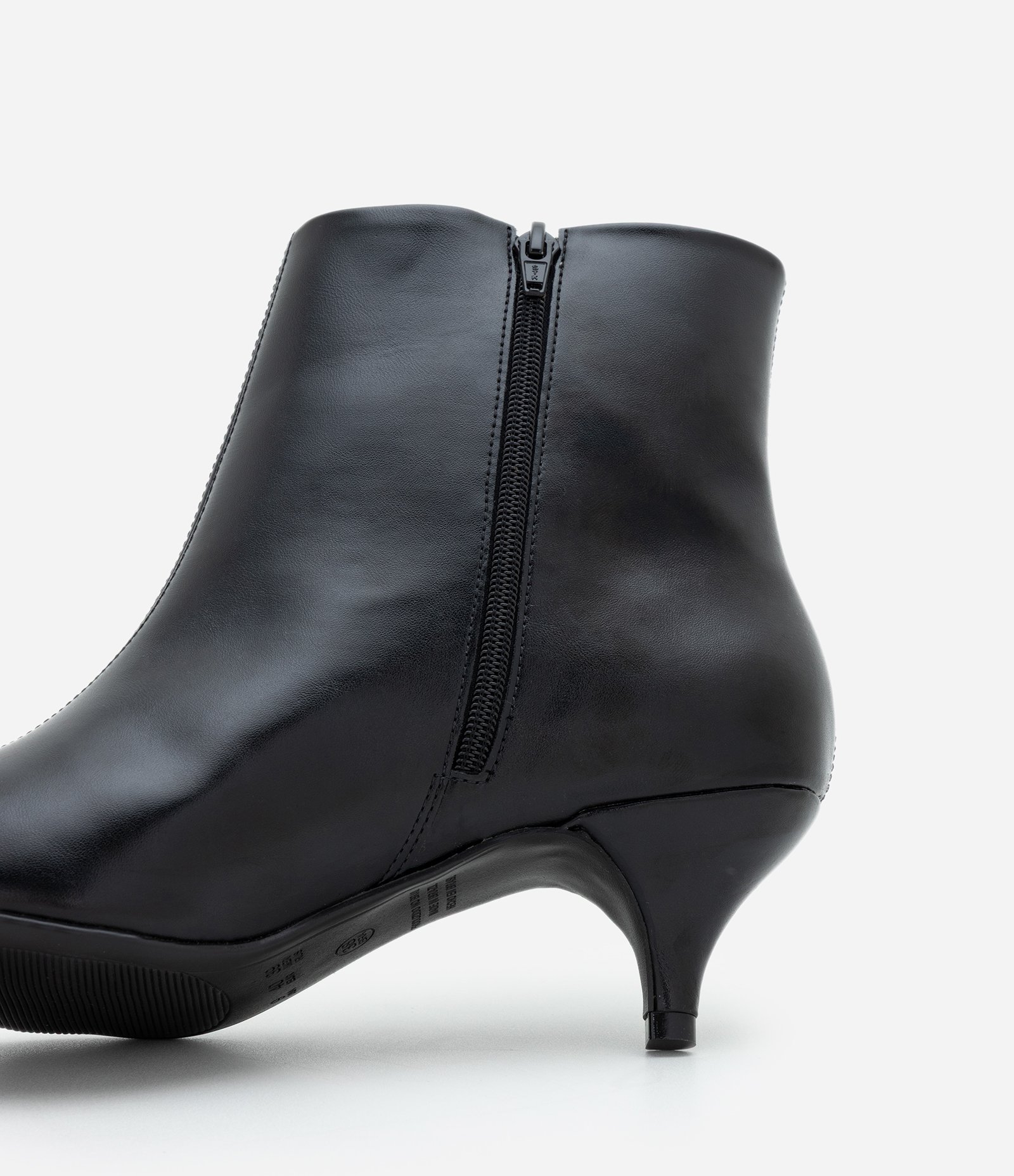 Bota Cano Curto em PU com Salto Kitten Heel Preto 4
