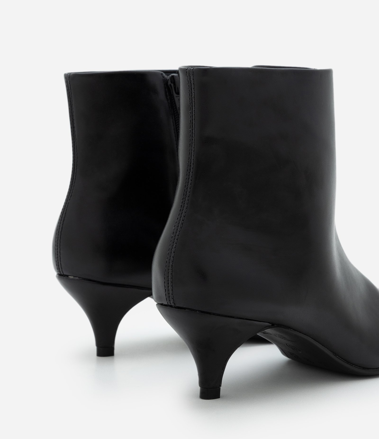 Bota Cano Curto em PU com Salto Kitten Heel Preto 6