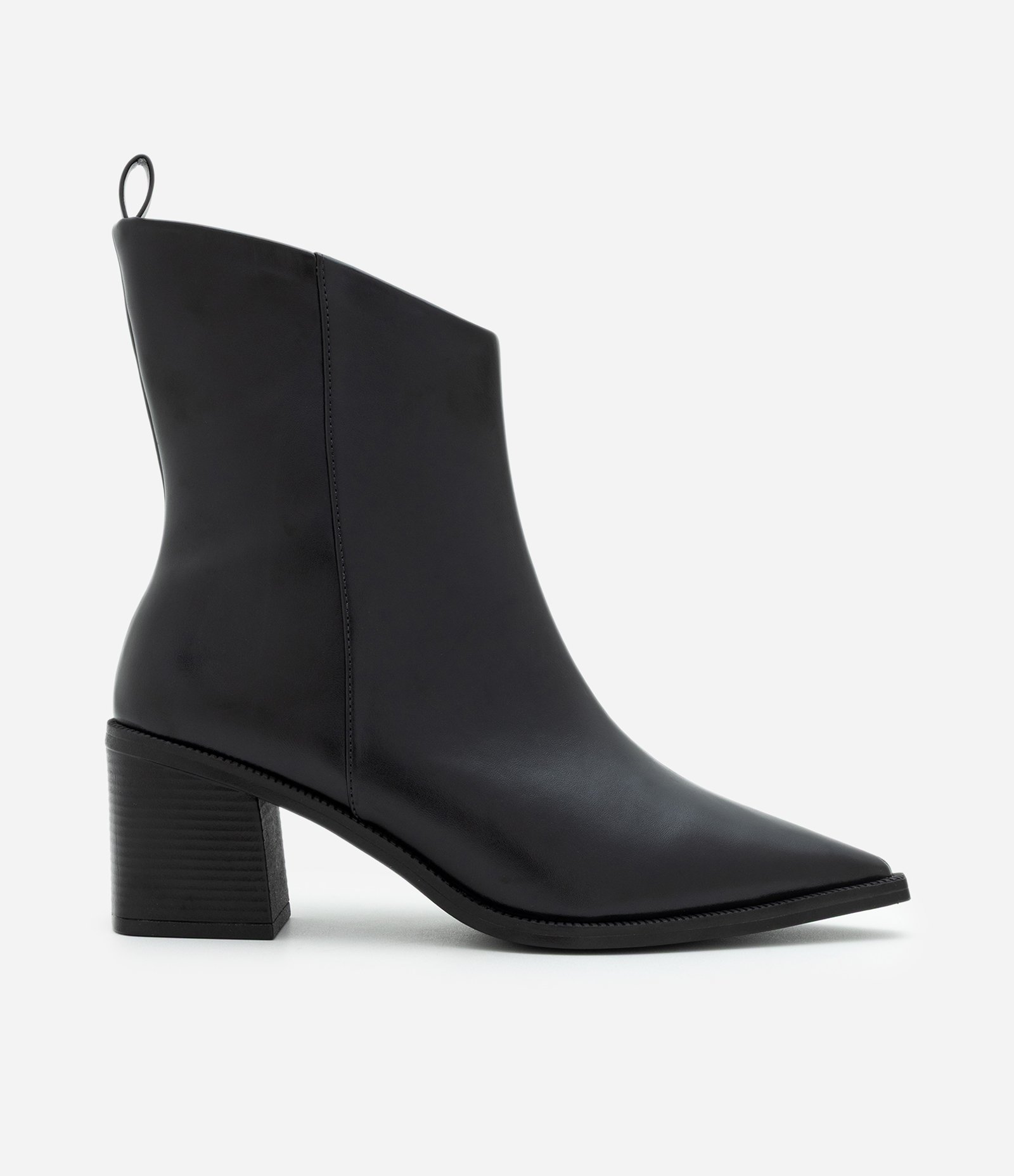 Bota Cano Curto Assimétrico em PU com Bico Fino Preto 1