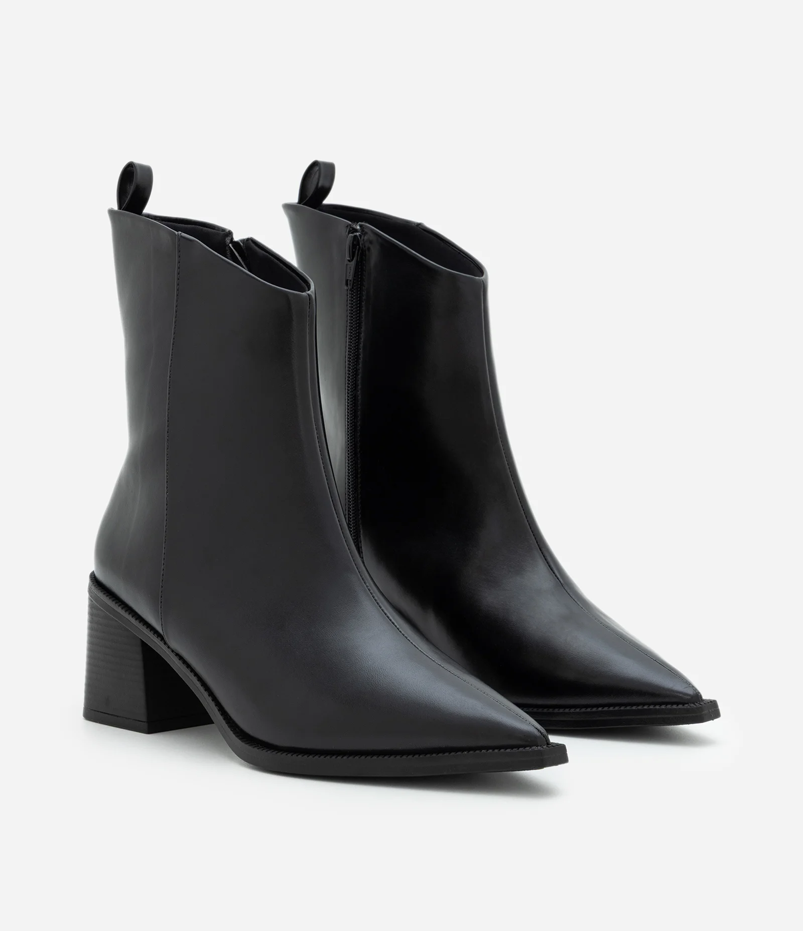 Bota Cano Curto Assimétrico em PU com Bico Fino Preto 2