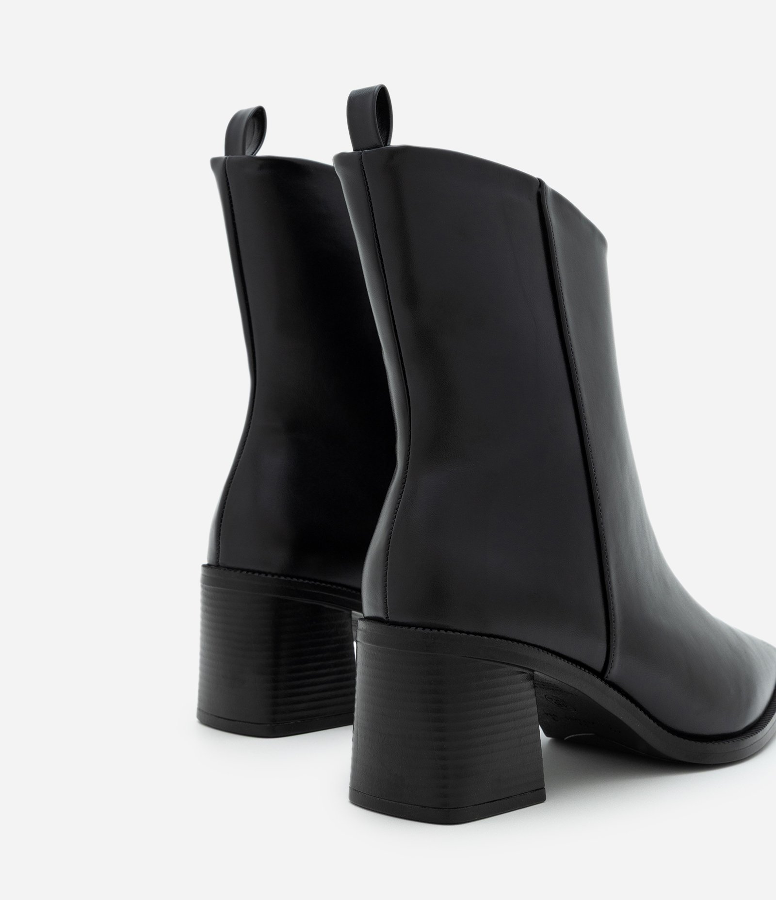 Bota Cano Curto Assimétrico em PU com Bico Fino Preto 4