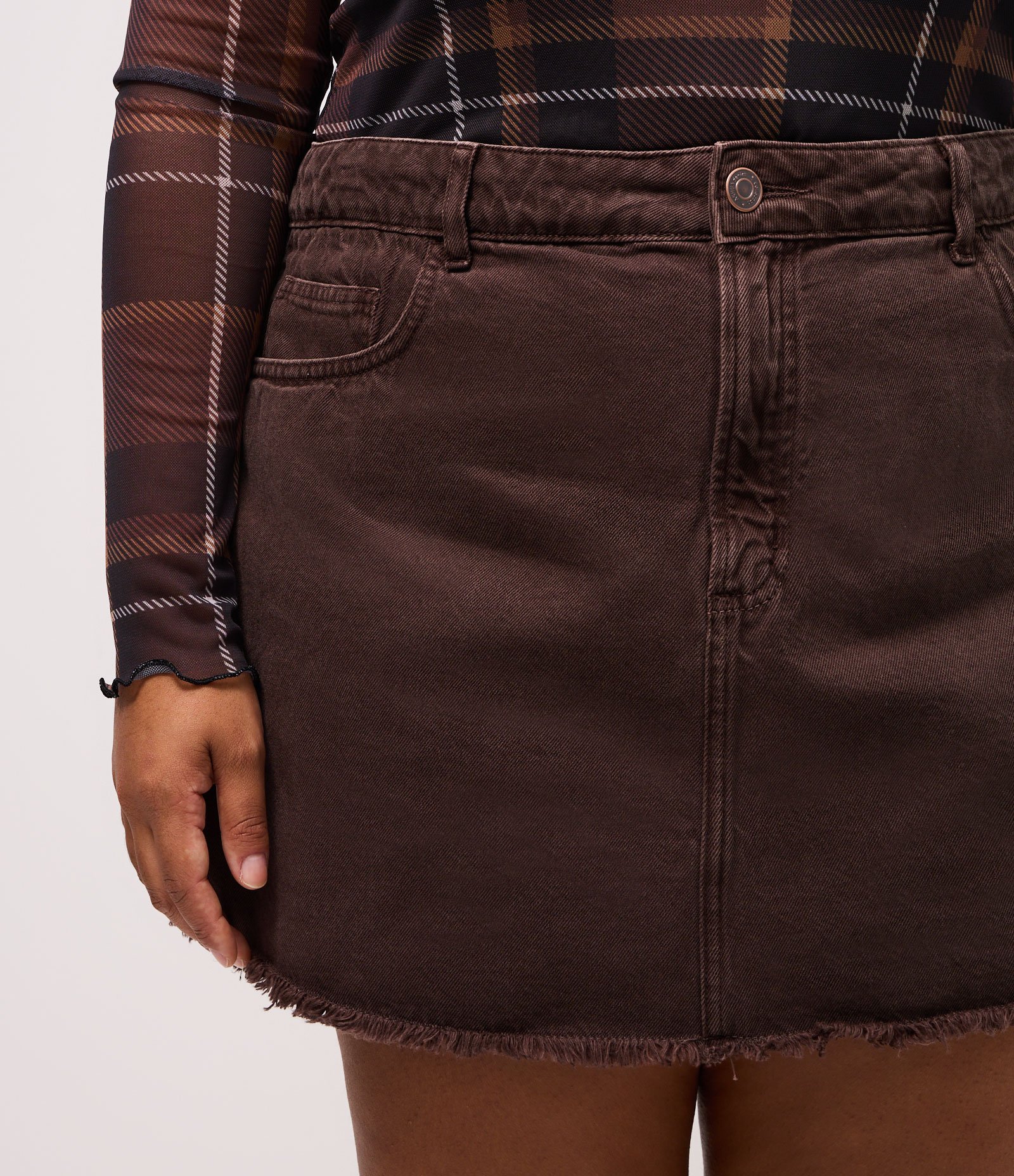 Short Saia em Sarja com Barra a Fio Curve & Plus Size Marrom 3