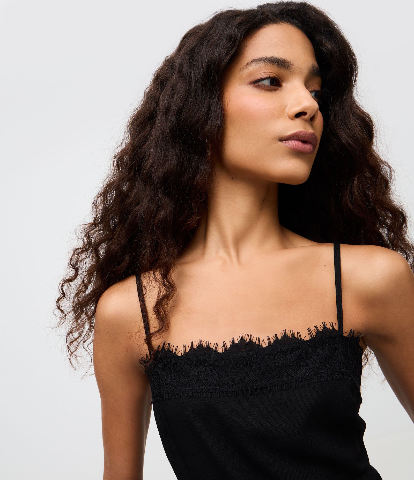 Blusa Assimétrica em Viscolinho com Renda no Busto Preto 3