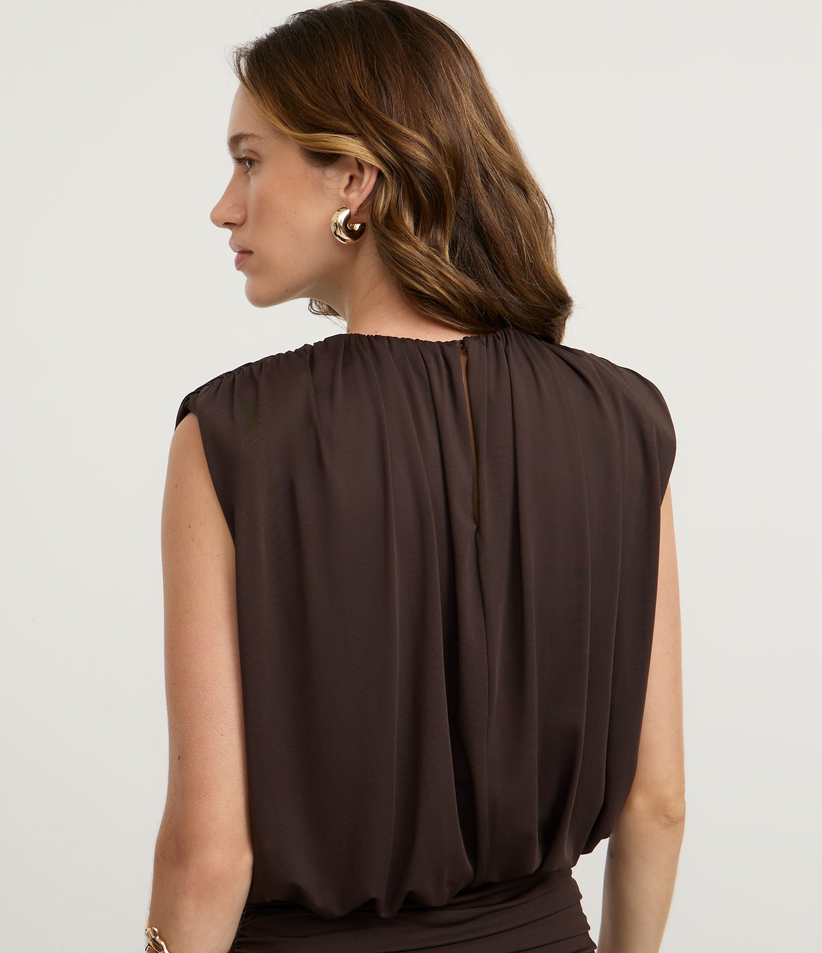 Blusa Balonê em Microfibra com Ombreira Marrom 4