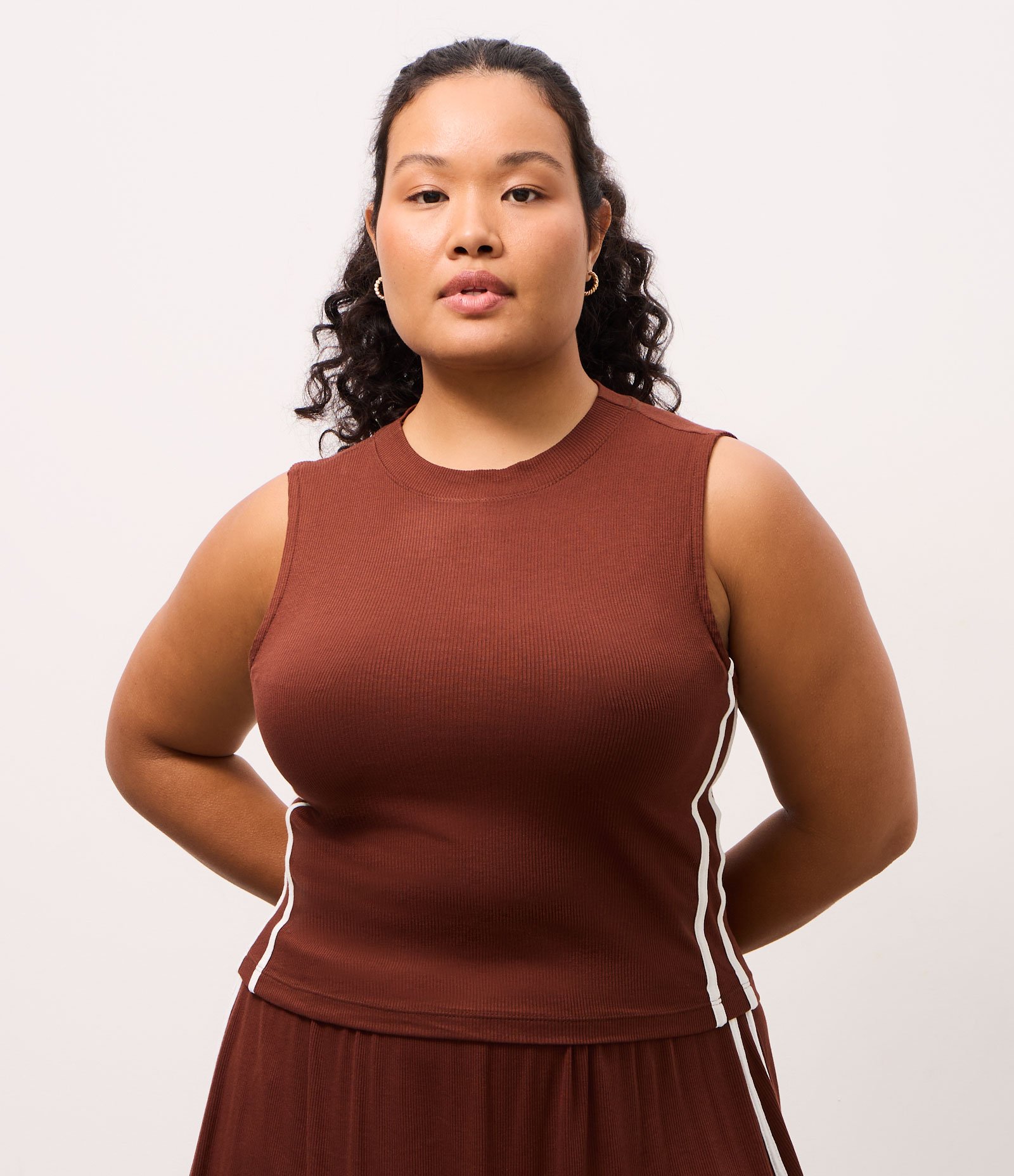 Regata Cropped Esportiva em Ribana com Listras Laterais Curve & Plus Size Marrom 1