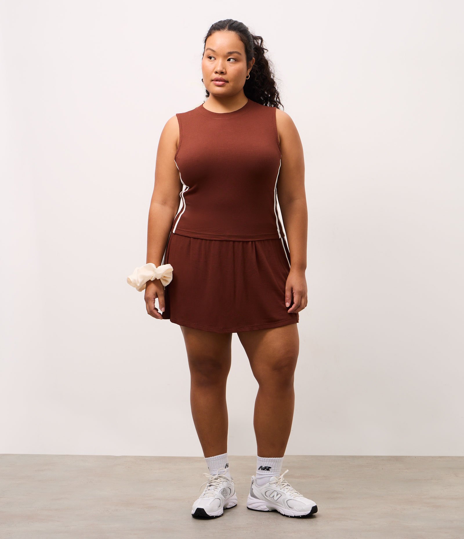 Regata Cropped Esportiva em Ribana com Listras Laterais Curve & Plus Size Marrom 2