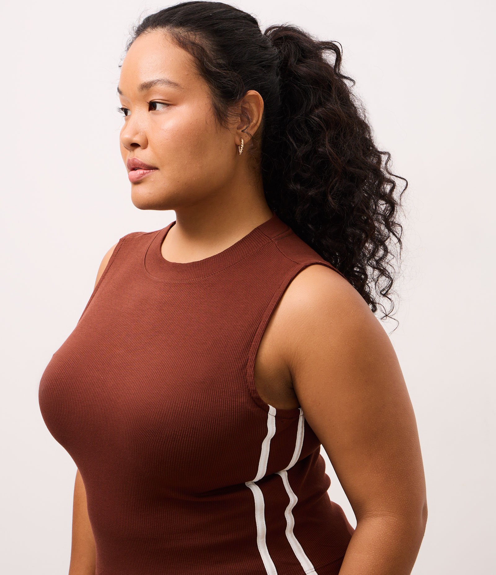 Regata Cropped Esportiva em Ribana com Listras Laterais Curve & Plus Size Marrom 3