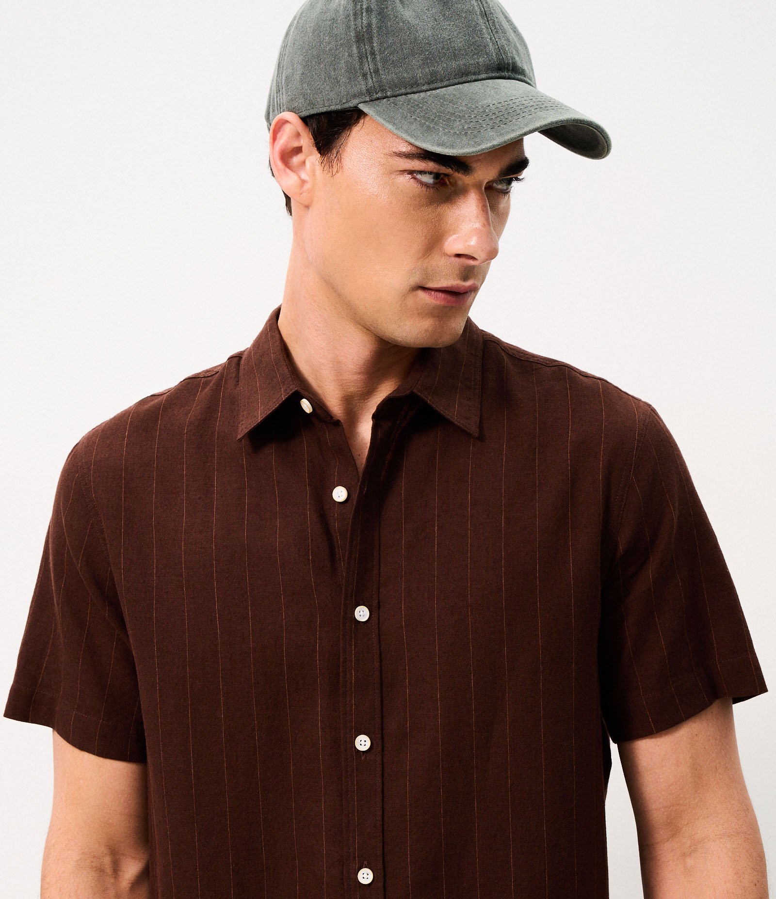 Camisa Manga Curta em Linho Listrada Marrom 4