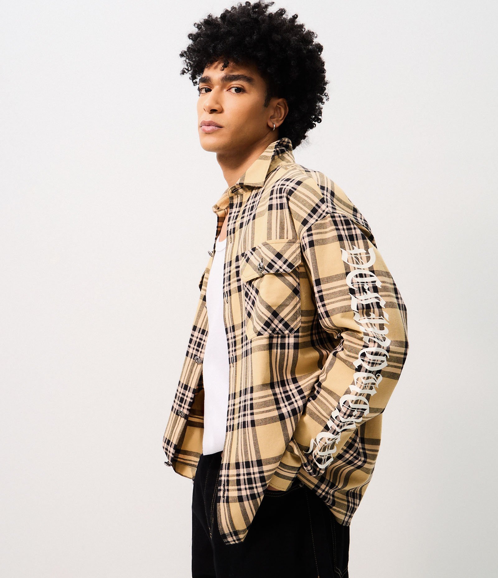 Camisa Oversized Xadrez com Estampa nas Mangas Amarelo 1