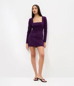 Vestido Curto Manga Longa em Bengaline com Ombreiras