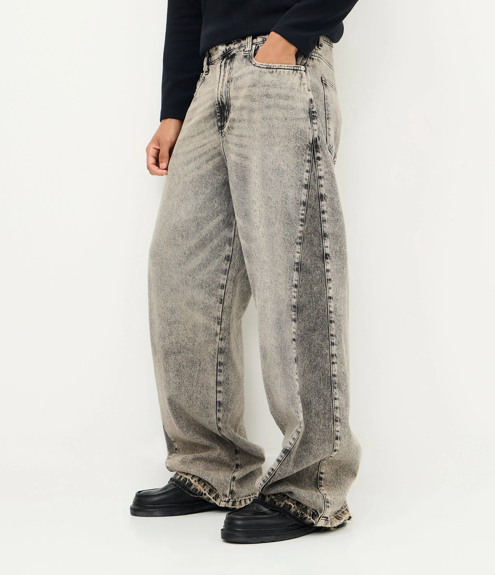 Calça Jeans Super Baggy com Barra Desfeita e Nesga Cinza 2
