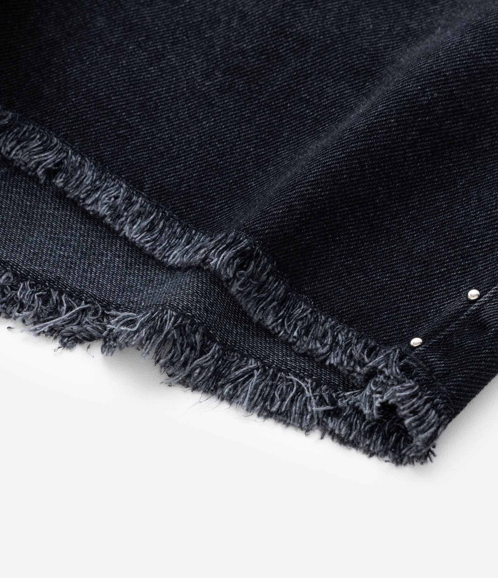 Short Infantil em Jeans com Tachas e Barra Desfiada – Tam 5 a 14 Anos Preto 3