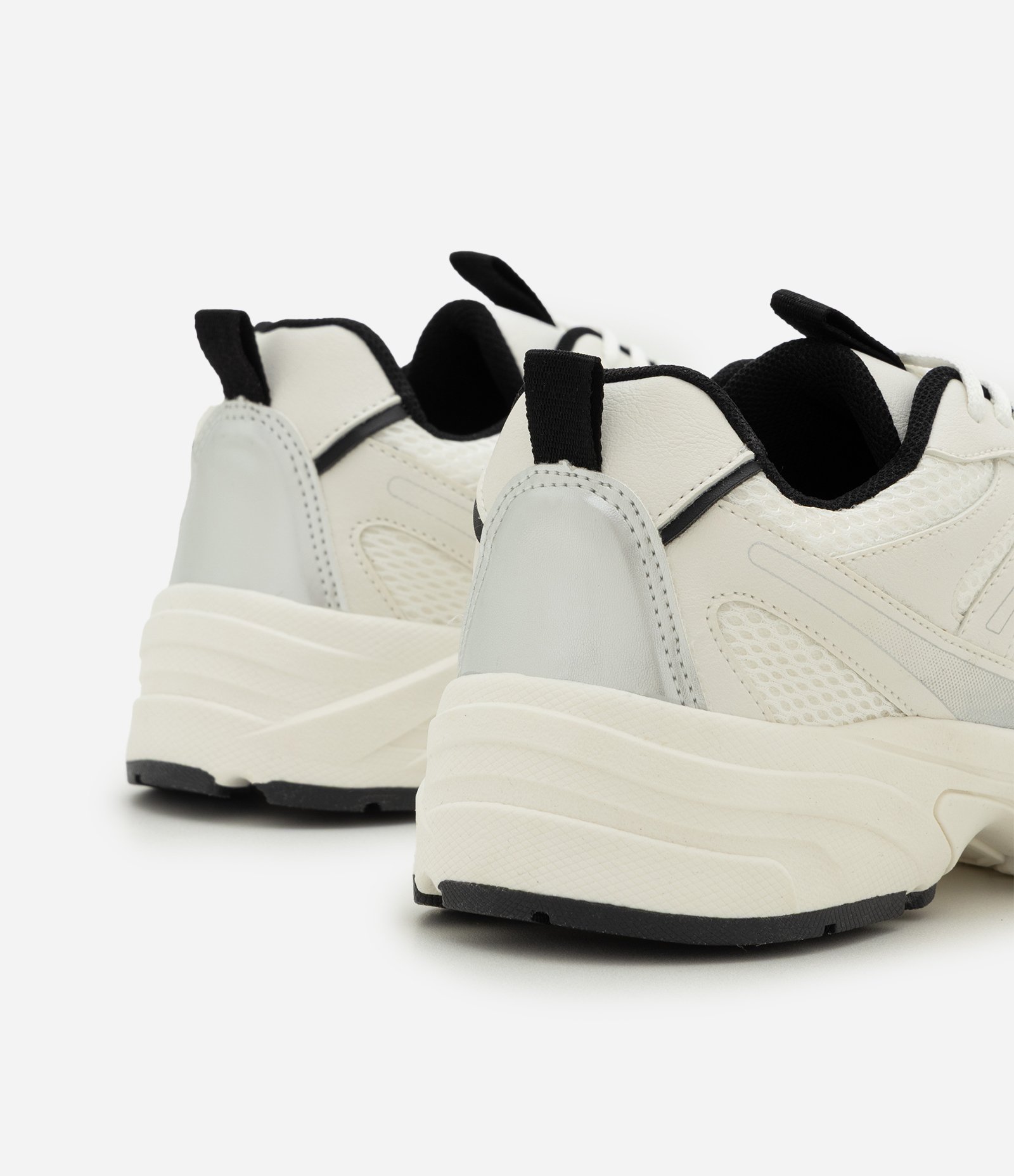 Tênis Jogging em PU com Recortes Contrastantes Branco 5