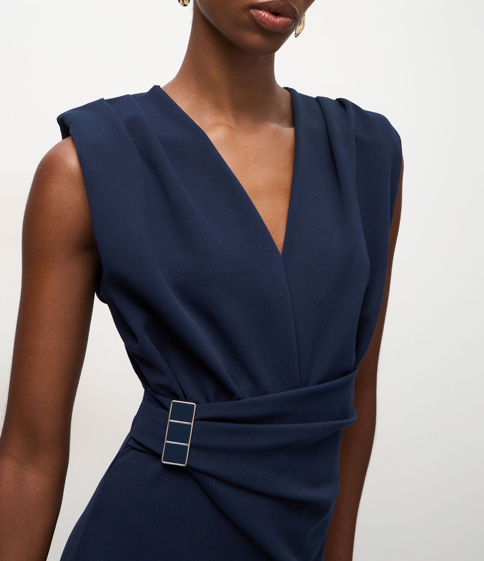 Macaquinho com Aviamento e Transpassado na Cintura Azul 4