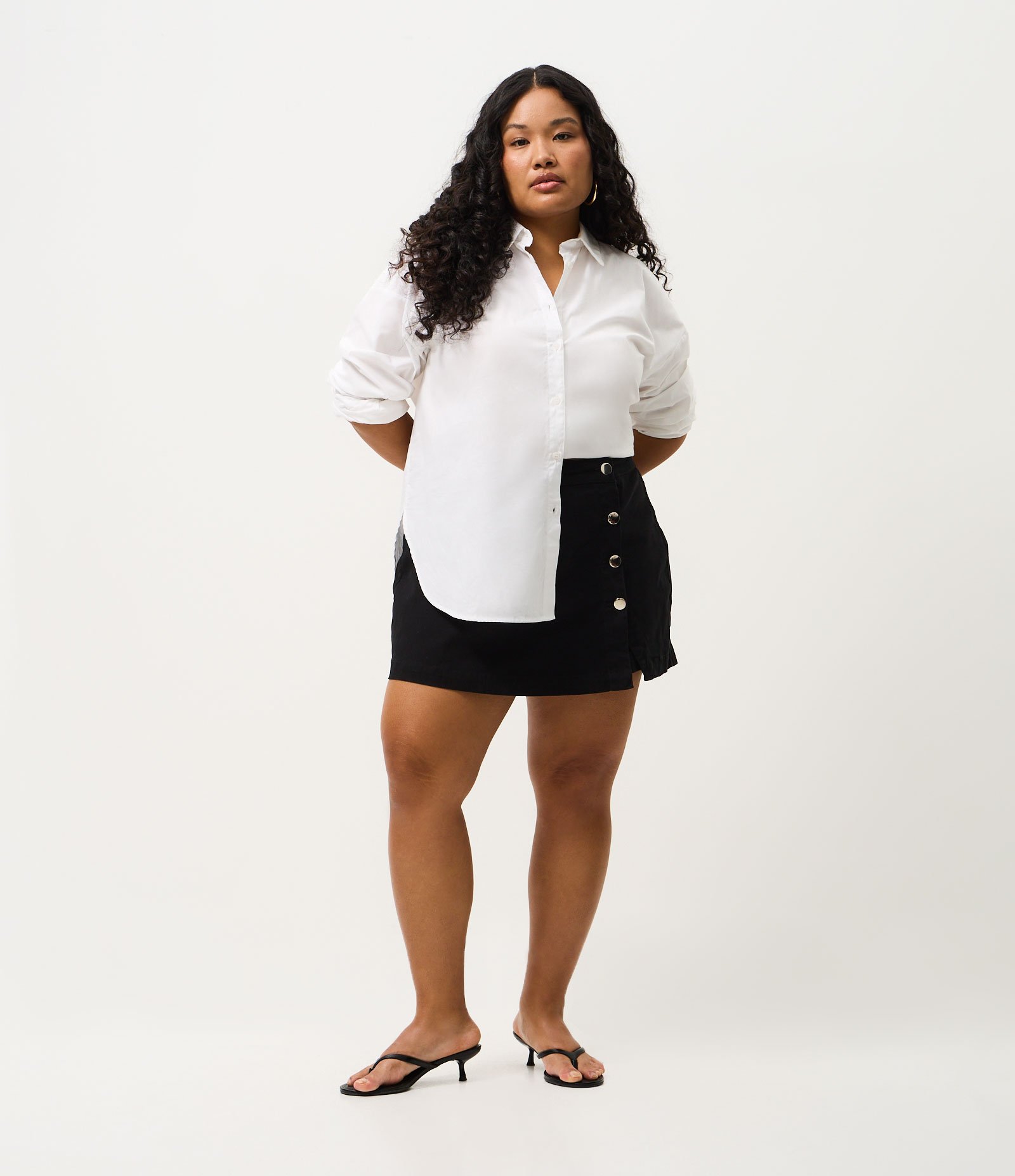 Short Saia em Sarja Cotelê com Botões Frontais Curve & Plus Size Preto 1