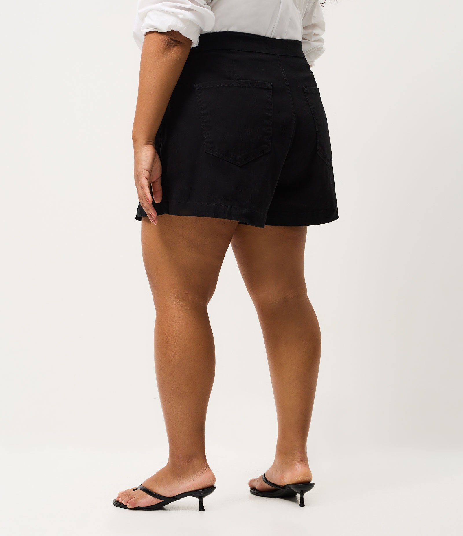 Short Saia em Sarja Cotelê com Botões Frontais Curve & Plus Size Preto 5