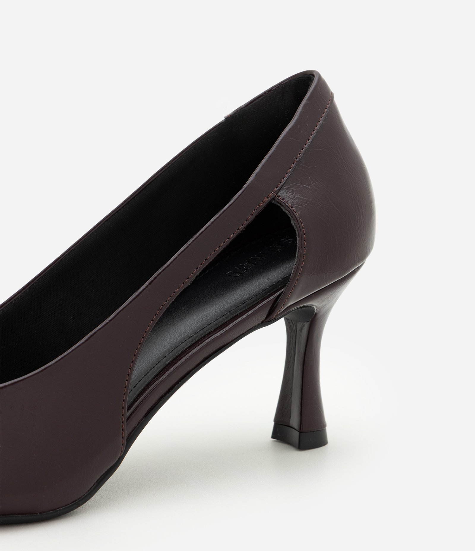 Scarpin em PU com Recorte Lateral e Salto Médio Marrom 3