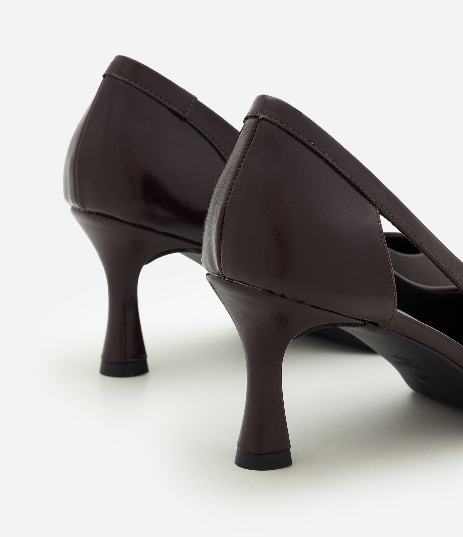 Scarpin em PU com Recorte Lateral e Salto Médio Marrom 4
