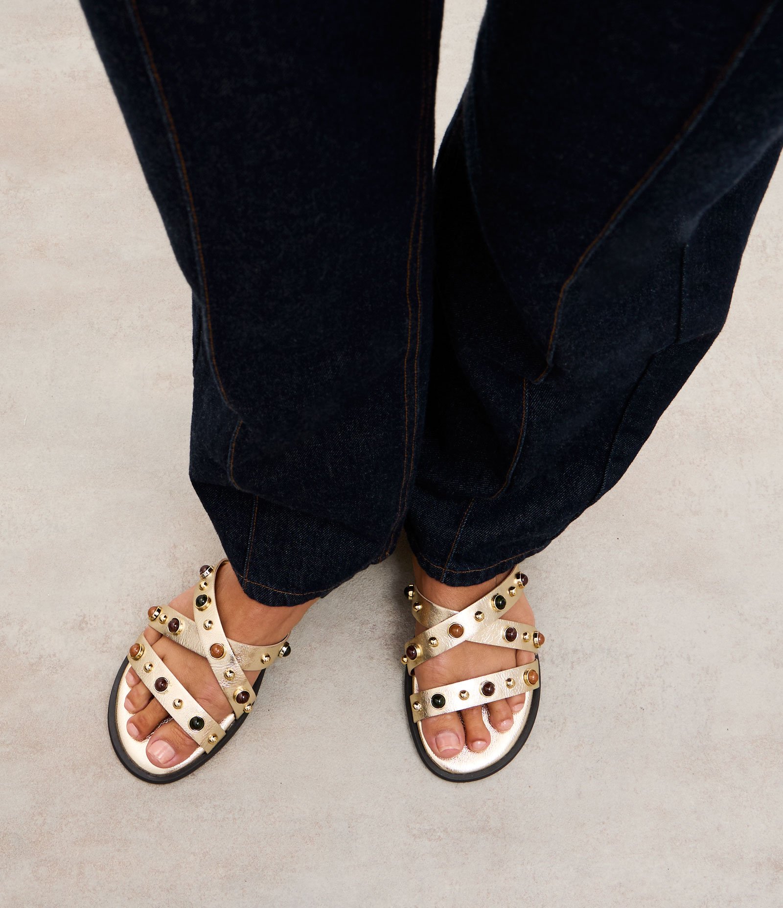 Rasteira em PU com Aplicação de Studs Dourado 8