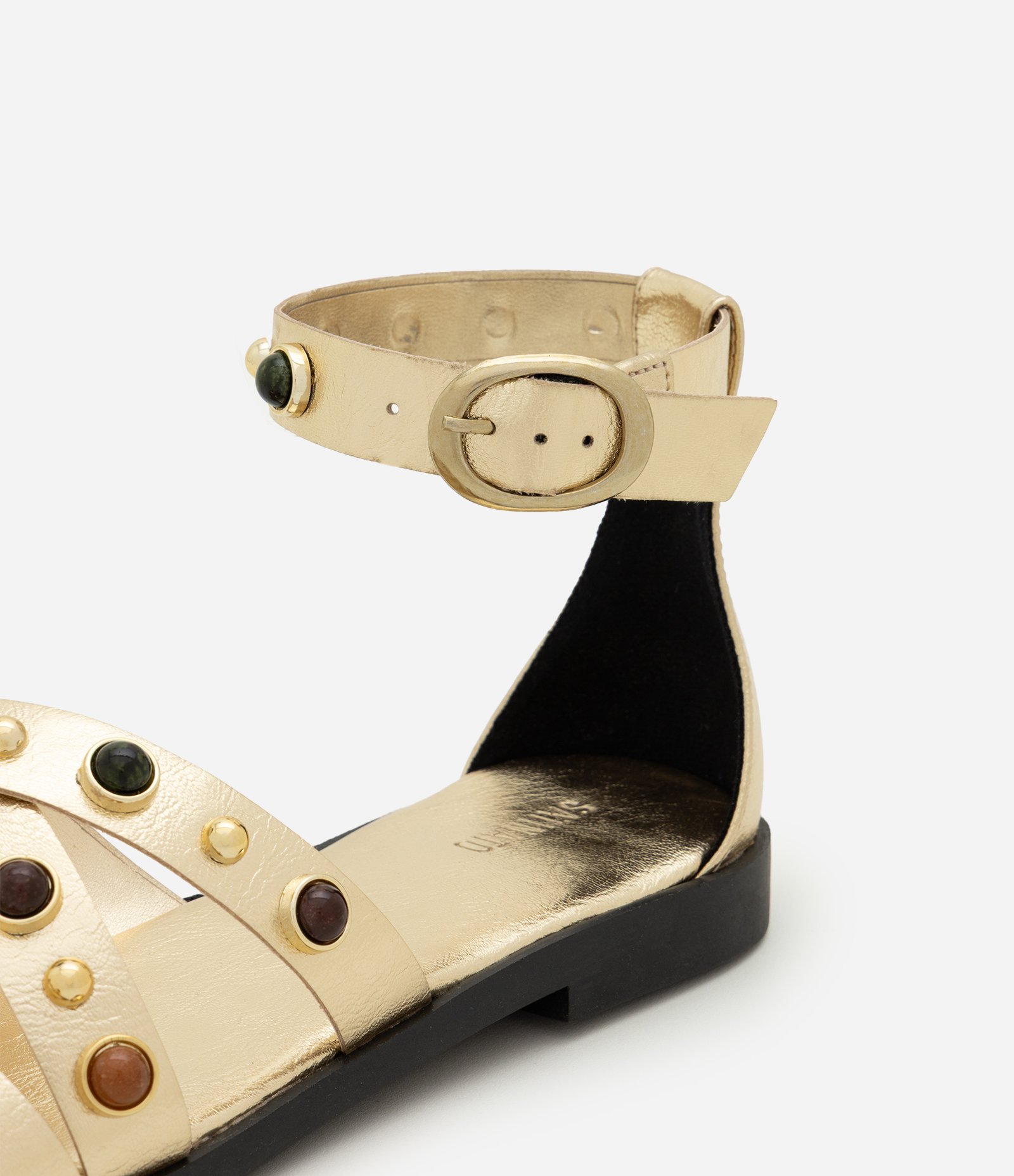 Rasteira em PU com Aplicação de Studs Dourado 4