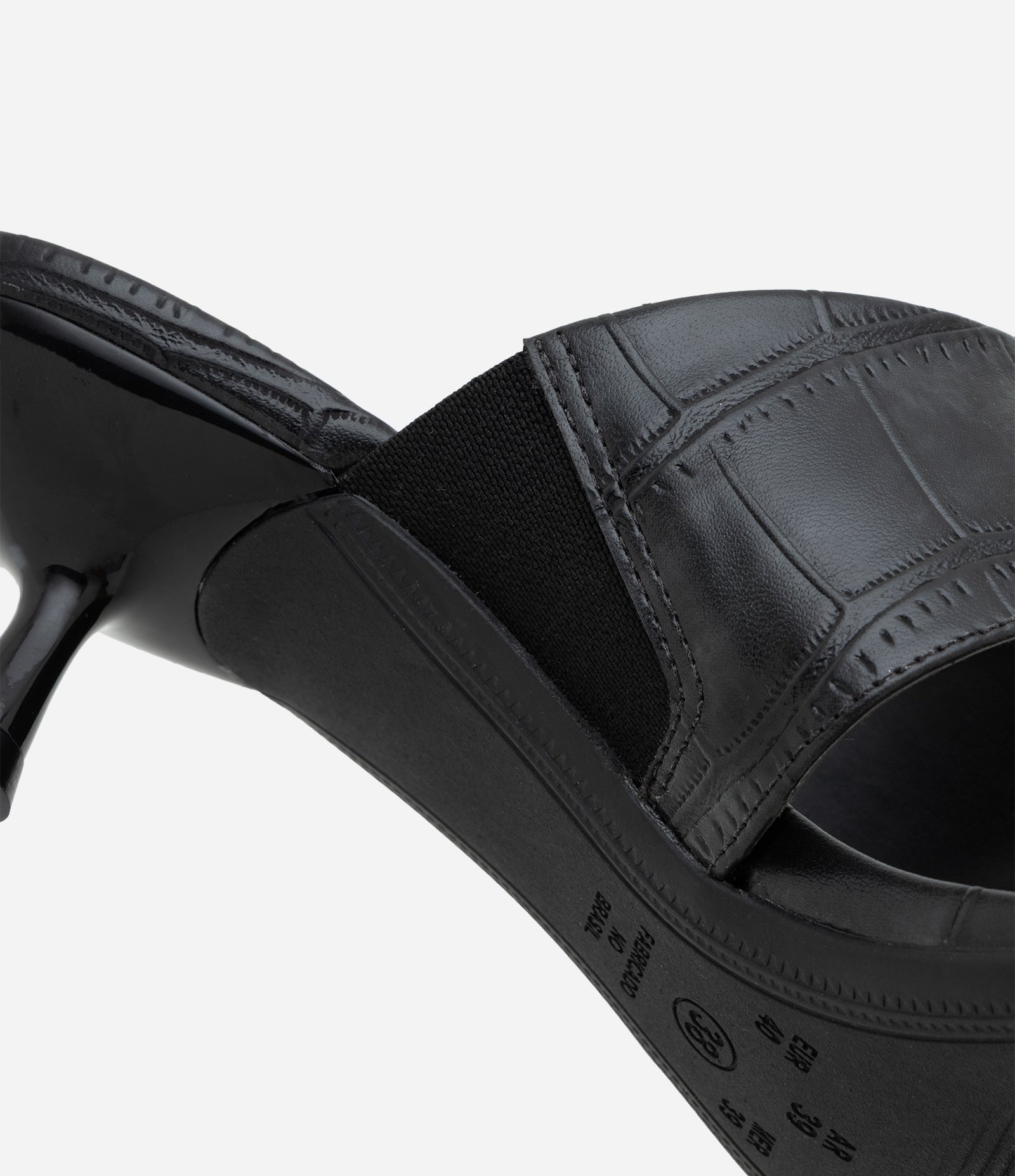 Sandália em PU Texturizado com Salto Kitten Heel Preto 4