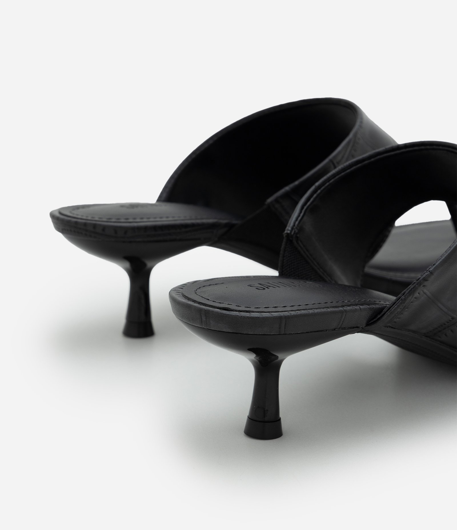 Sandália em PU Texturizado com Salto Kitten Heel Preto 5