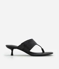 Sandália em PU Texturizado com Salto Kitten Heel